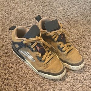 Boys Jordan Sneakers in tan